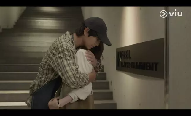 鮮于海（宋仲基 飾）主動擁抱初戀情人成濟妍（千瑀嬉 飾）。Viu提供圖片