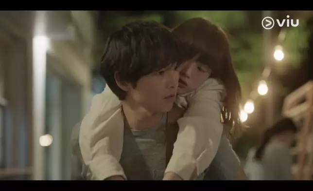 鮮于海（宋仲基 飾）和成濟妍（千瑀嬉 飾）久別重逢。Viu提供圖片
