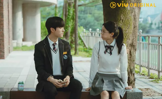 南多凜和全昭映飾演高中版鮮于海和成濟妍。Viu提供圖片