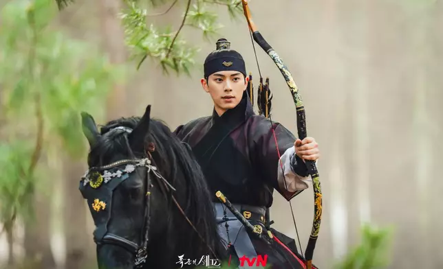 李彩玟臨時接棒擔任《暴君的廚師》男主角。tvN Drama圖片