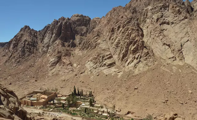 聖凱瑟琳官網圖片，西奈山雄偉山勢與荒漠地貌。