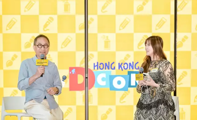 設計教父陳幼堅（左）和 MEMO PLUS PR 總監李彥儀（右）一同分享承載著香港玩具奇蹟的香港館（Hong Kong Pavilion）之設計靈感及概念。