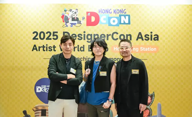 J-Cube 聯合創始人江俊億（左）與徐鉦皓（右）、天皇星企業（國際）有限公司行政總裁王友良（中），共同預祝活動圓滿成功。