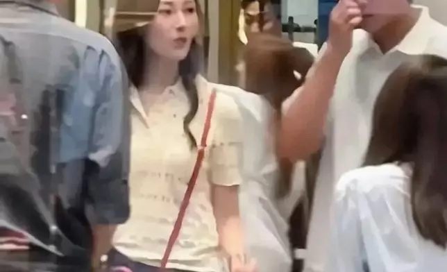 該博主留言表示：「李嘉欣兒子越長越帥氣了，又高又壯的，髮型弄一下就好了！」