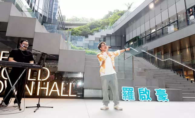 啟豪成為首位於瓊林街83號演出嘅歌手。