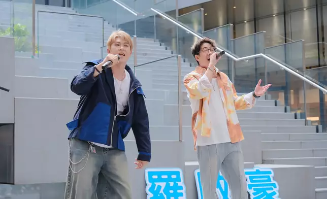 兩隻「小鬼」擦出熱烈音樂火花。