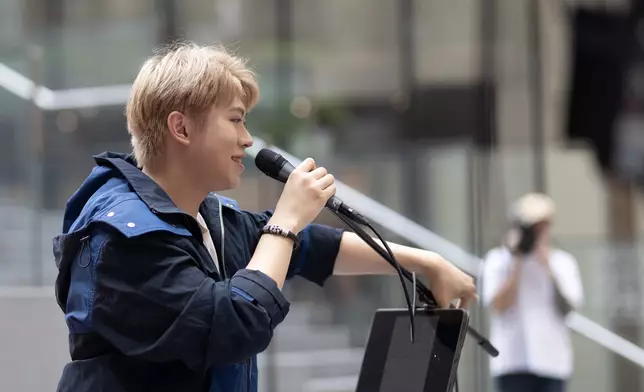 二人合唱《紀念日》。