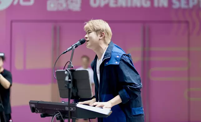 莫生為觀眾帶嚟自己新歌《習慣一起》。