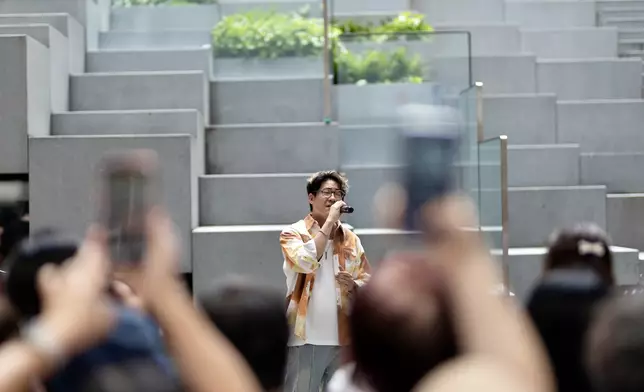 道出成人世界更多束縛及顧慮。