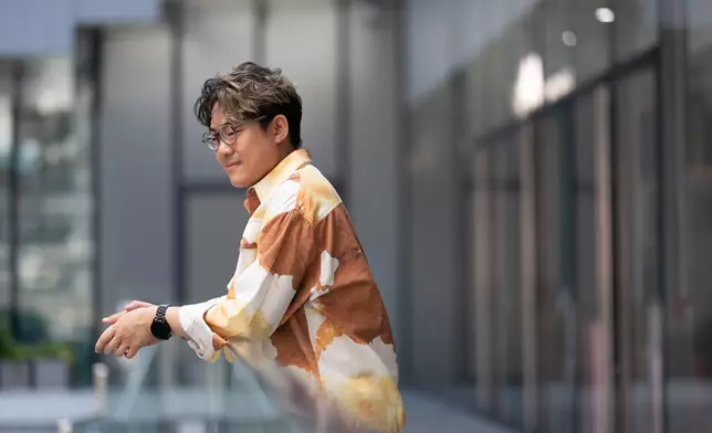 啟豪於由著名建築團隊設計之場地四處打卡。