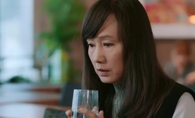 對於輝仔主持又得、演戲又得，網民大感驚喜。