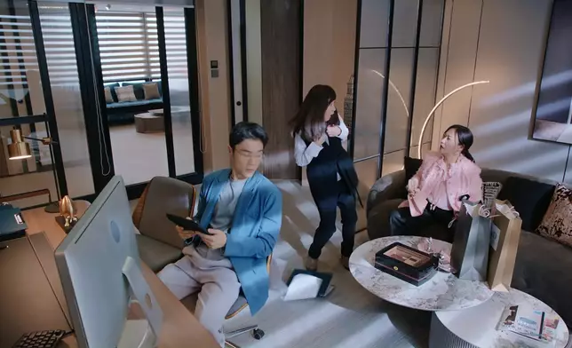 對於輝仔主持又得、演戲又得，網民大感驚喜。