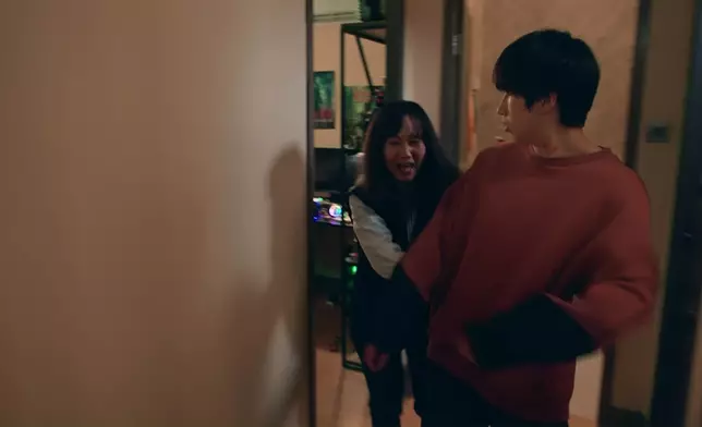 對於輝仔主持又得、演戲又得，網民大感驚喜。