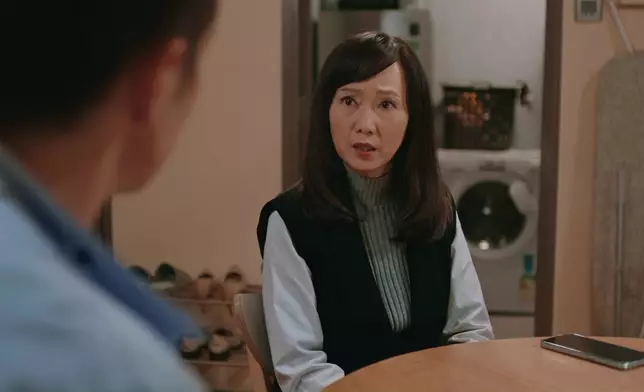 對於輝仔主持又得、演戲又得，網民大感驚喜。