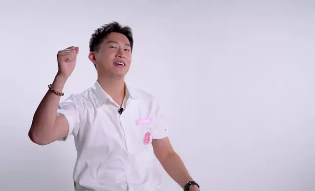 GM還原番Sophie個示威手勢。