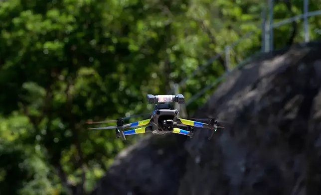 警方以無人機就駕駛違例錄影蒐證。巴士的報記者攝