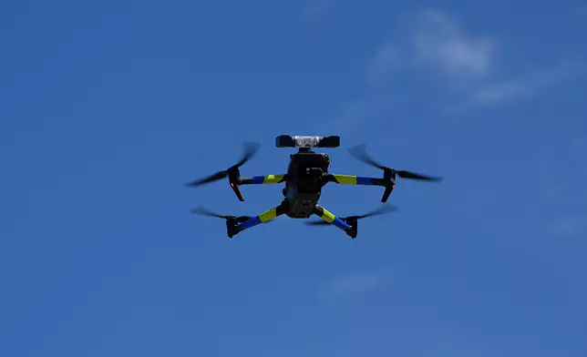 警方以無人機就駕駛違例錄影蒐證。巴士的報記者攝