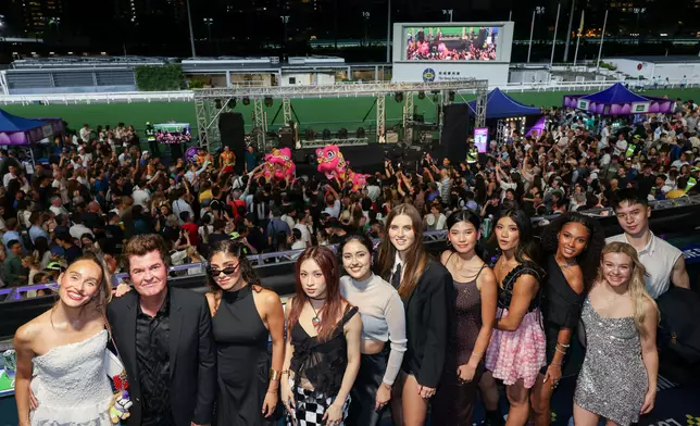 Now United一眾成員與新成員曾家瑩（Ariel），昨晚（9月10日）參與跑馬地馬場「時尚星期三」感受馬場夜繽紛。