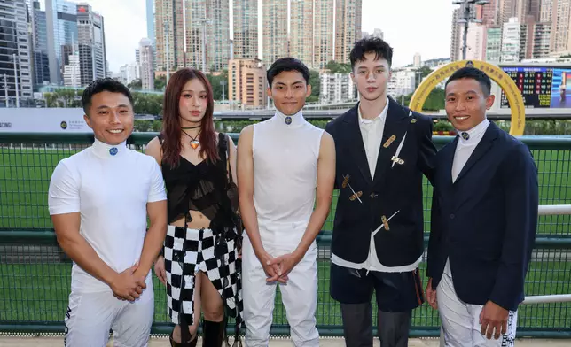 Now United一眾成員與新成員曾家瑩（Ariel），昨晚（9月10日）參與跑馬地馬場「時尚星期三」感受馬場夜繽紛。