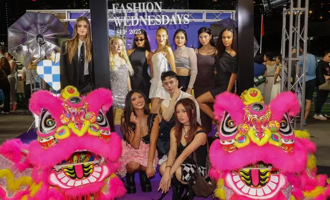 一眾成員對精彩的音樂表演搭配LED 閃燈效果的傳統舞獅表演感到興奮！