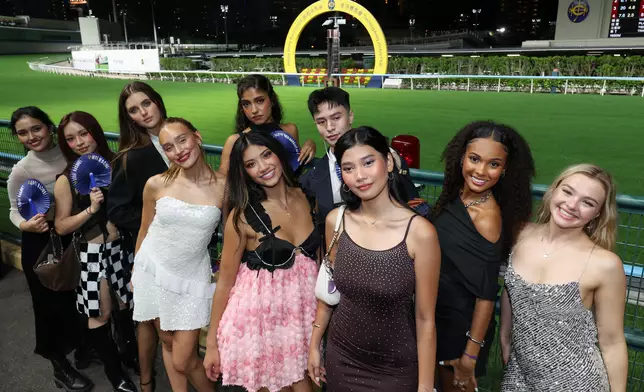 NowUnited一眾成員與Ariel首次在香港馬場親身觀賞賽馬運動。