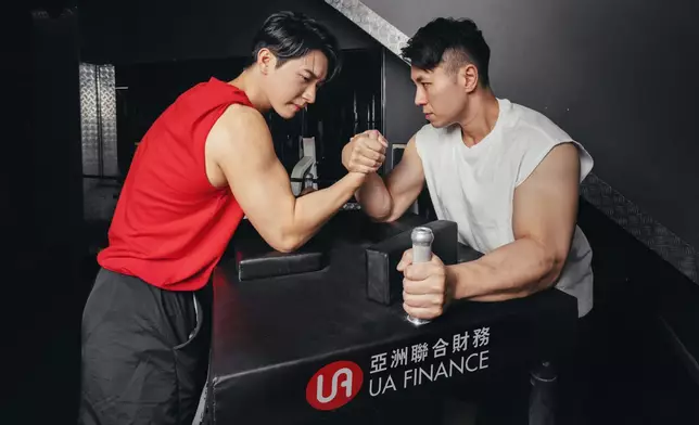 鄭仲軒與貌似韓國男神李敏鎬的健身教練Henry（爆肌李敏鎬）拍攝宣傳照，大騷「麒麟臂」！