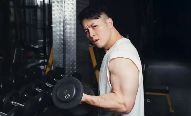 如今他已成為「超級健身教練」，更是IFBB職業選手。