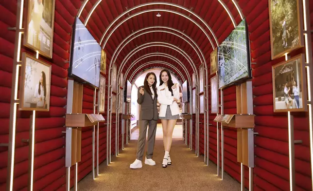 Mani及海兒於展區「The Showcase」拱形長廊試玩特製互動裝置，重溫當日半山拍攝花絮及精華片段。