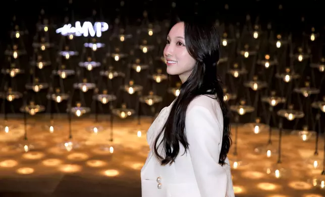 首次參觀售樓處的海兒在場內各個展區不斷打卡影相。