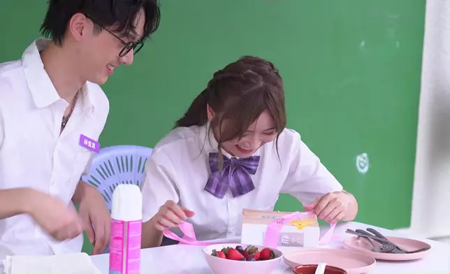 一聽到Yuki畀自己整嘅蛋糕十分滿分，Kris開心到癲咗。