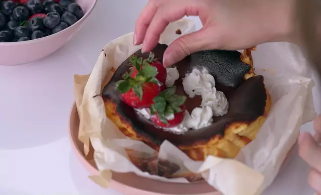 一聽到Yuki畀自己整嘅蛋糕十分滿分，Kris開心到癲咗。