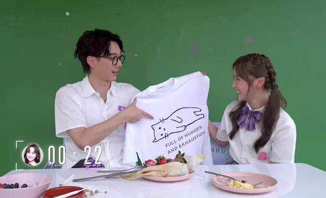 Kris向Yuki送上情侶貓咪Tee。