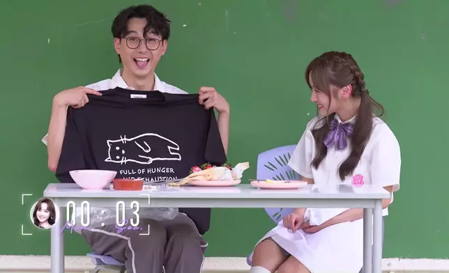 Kris向Yuki送上情侶貓咪Tee。