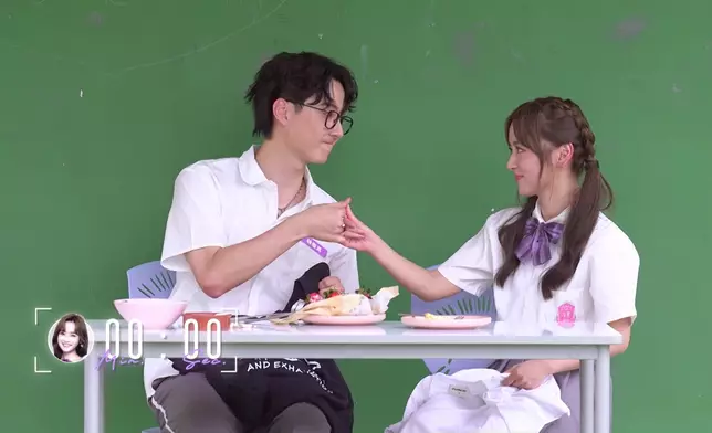 Kris向Yuki送上情侶貓咪Tee。