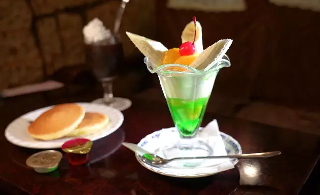 招牌經典熱香餅、香蕉芭菲。