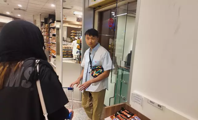 梁彥宗(Chris)在超級市場購物期間突然被人叫停，更被帶入一個房間。
