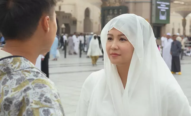 練美娟到埗麥地那後，眼見全部女性均包著頭巾，所以決定入鄉隨俗，以示尊重。
