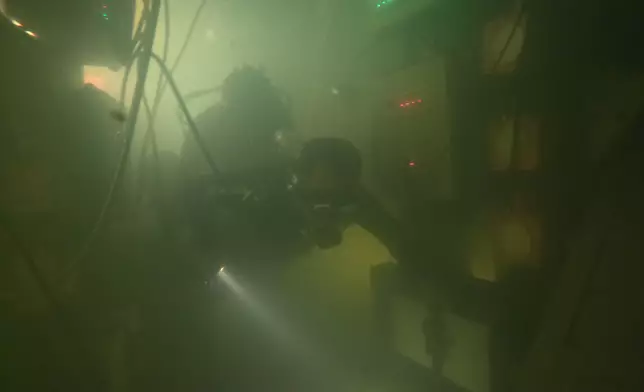 水下環境復雜，演員只能靠自己。火紅電影制作有限公司提供相片