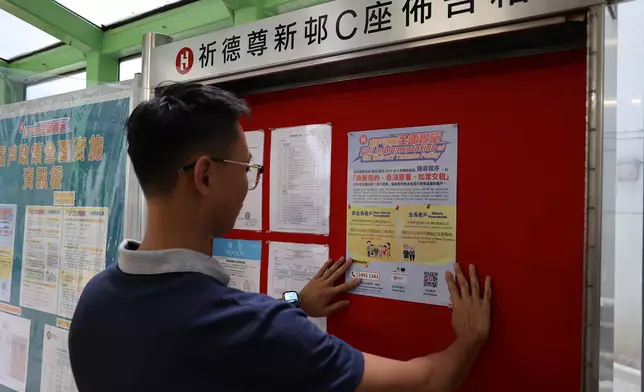 房協自三月底在各屋邨當眼位置張貼通告、派發小冊子，宣傳全面實施「富戶政策」的資訊。