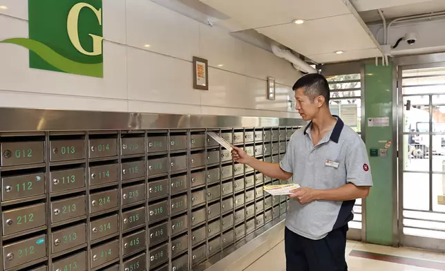 房協自三月底在各屋邨當眼位置張貼通告、派發小冊子，宣傳全面實施「富戶政策」的資訊。