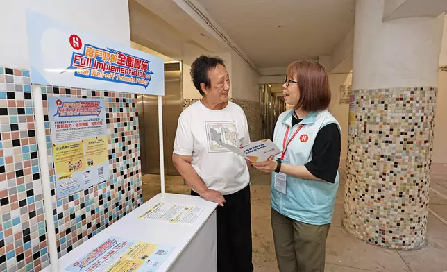 房協於屋邨派駐服務大使解答居民疑問。