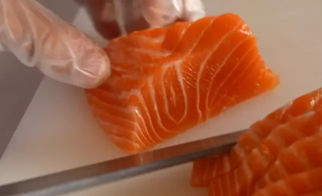 三文魚富含 Omega-3 脂肪酸可減低皮膚發炎。資料圖片