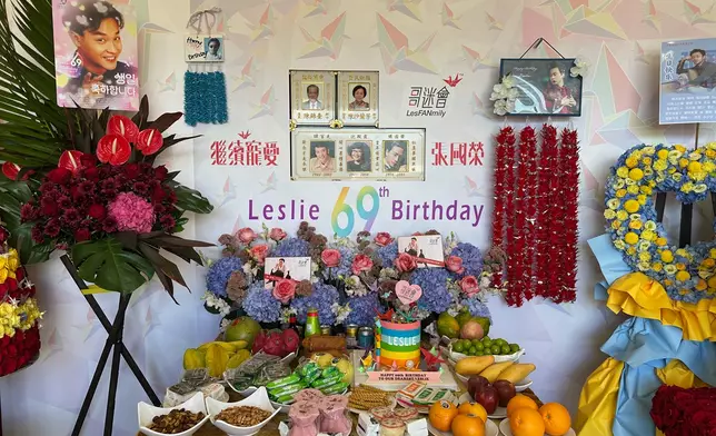 彩虹紙鶴蛋糕及粉彩紙鶴背景送給哥哥。