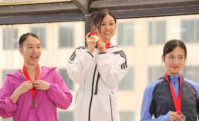 郭柏妍泳衣Look真係好青春好有活力。