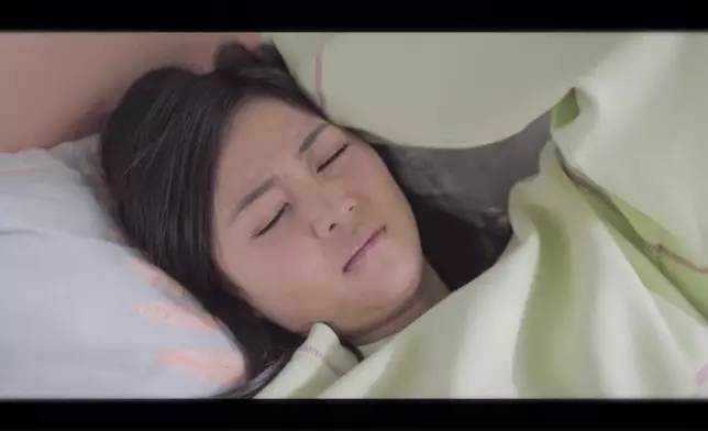 佢完全做到嗰種惹人憐愛嘅虛弱。