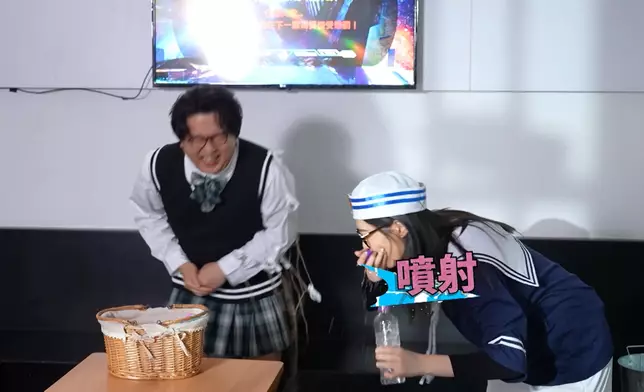 肥腸惹笑Hillary噴水。