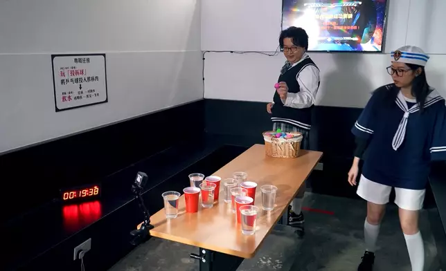 肥腸與Hillary挑戰乒乓球遊戲。