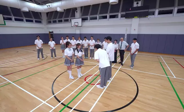 佢仲祝福全場所有人同女神都要幸福。