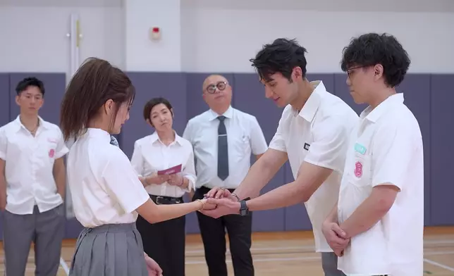 榮嘉爾淘汰前為Maggie送上「護身符手鐲」，又係一個大方之男。