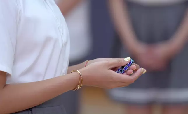 榮嘉爾淘汰前為Maggie送上「護身符手鐲」，又係一個大方之男。